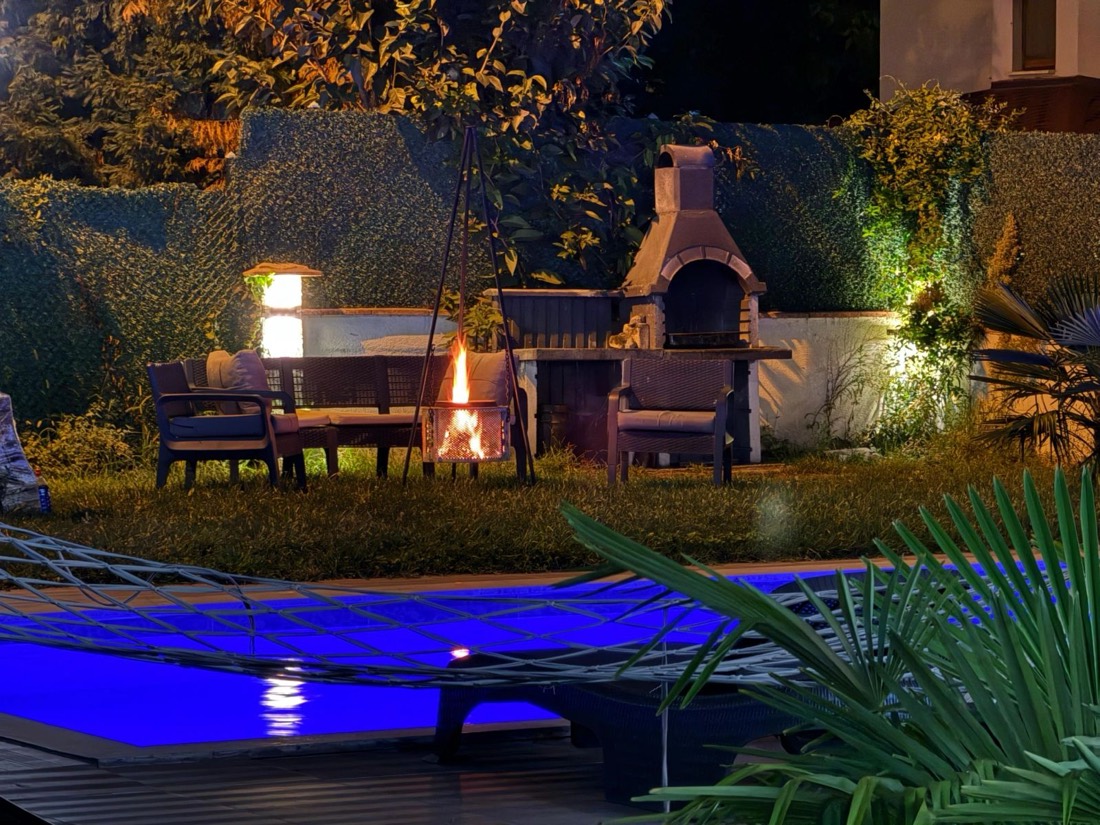 Gece aydınlatmalı havuz, ateş kazanı ve bahçe oturma alanı